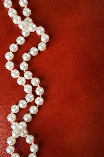 Perles Blanches Sur Fond Cuir Marron — Photo