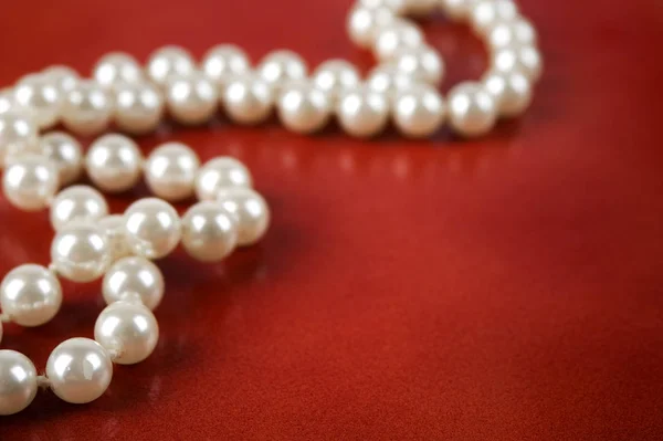 Collier Perles Blanches Sur Fond Brun Rougeâtre Concentration Sélective Faible — Photo