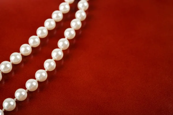 Collier Perles Blanches Sur Fond Brun Rougeâtre Concentration Sélective Faible — Photo