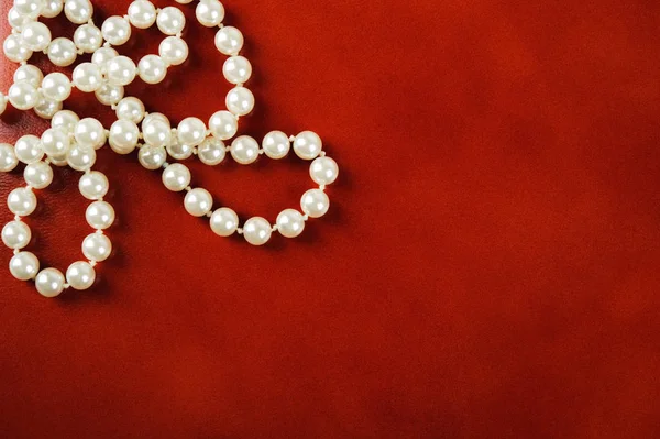 赤みがかった茶色の革の背景に白い真珠のネックレス — ストック写真