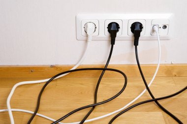 Elektrik ve hava çıkış yuva, Elektrik Fişleri ve kabloları.