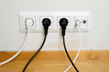 Elektrik ve hava çıkış yuva, Elektrik Fişleri ve kabloları.