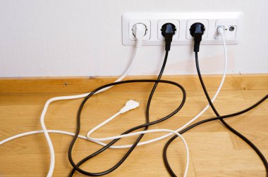 Elektrik ve hava çıkış yuva, Elektrik Fişleri ve kabloları.