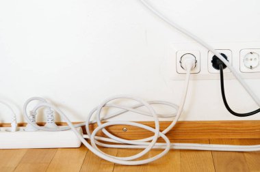 Çete yuvası ve bir duvar prize bağlı fişler.