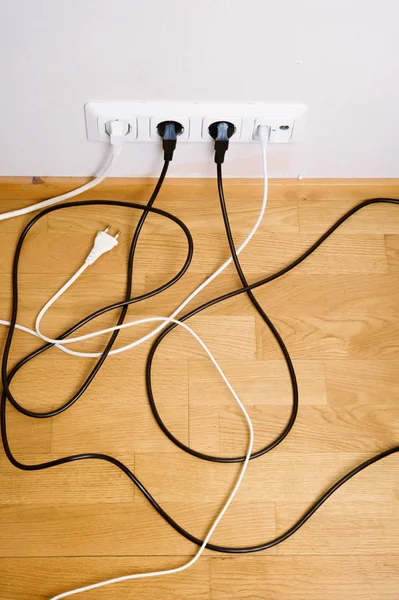 Elektrik ve hava çıkış yuva, Elektrik Fişleri ve kabloları. 