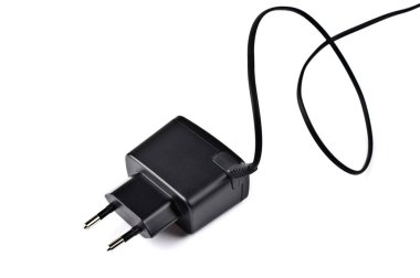 Cep telefonu şarj cihazı beyaz arka plan üzerinde. Seçici odak.