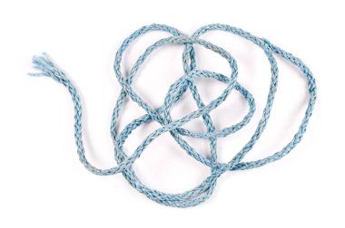 Beyaz arka plan üzerinde dağınık ip.