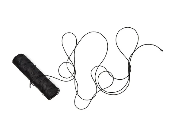 スプールは 白い背景で隔離もつれた黒い糸 — ストック写真
