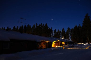 Satır karlı kış gecesi evde. Gezegen Venüs ve yıldızlı gökyüzünün ülker.