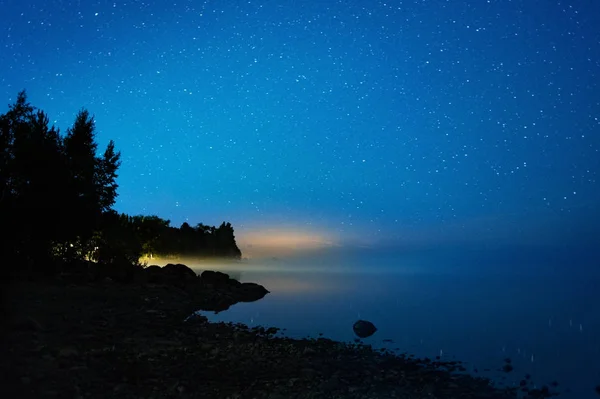 Noche Estrellada Orilla Del Lago Niebla Sobre Agua Horizonte — Foto de Stock