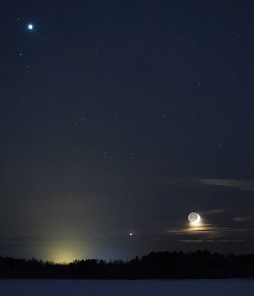 Conjucción Júpiter Venus Luna Cielo Nocturno Sobre Paisaje Invernal Nevado — Foto de Stock