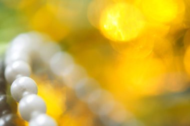 Beyaz inci kolye. Seçici odak ve sığ derinlik-in tarla.