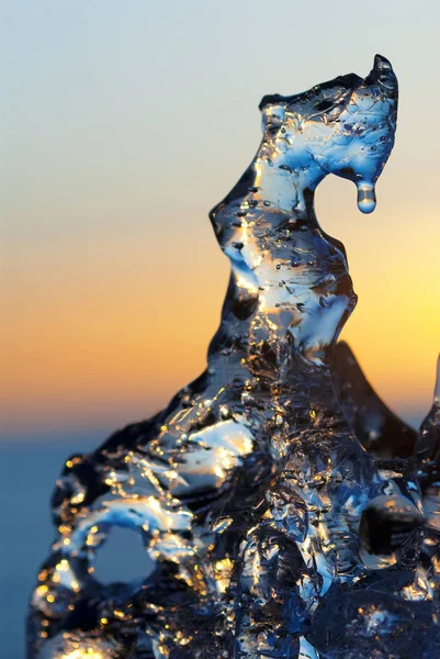 Fonte Glace Sur Fond Déconcentré — Photo