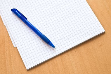 Not defteri kağıt ve tükenmez kalem ahşap tablo.