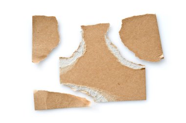 Beyaz arka plan üzerinde yırtık karton parçaları.