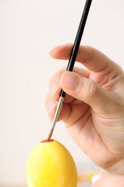 Paskalya yumurtası suluboya ile dekorasyon.