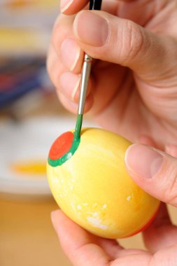 Paskalya yumurtası suluboya ile dekorasyon.