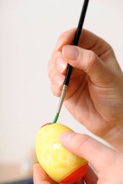 Paskalya yumurtası suluboya ile dekorasyon.