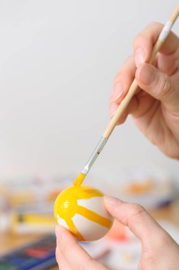 Paskalya yumurtası suluboya ile dekorasyon