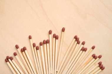 Ahşap masa üzerinde kibrit çöpü