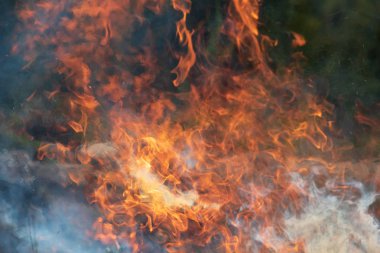 Alevler ve duman, yangın arka planı