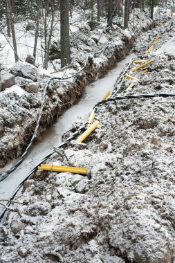 Donmuş zeminde fiber optik ve elektrik kabloları döşenmesi