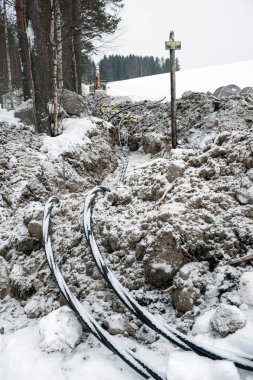 Donmuş zeminde fiber optik ve elektrik kabloları döşenmesi
