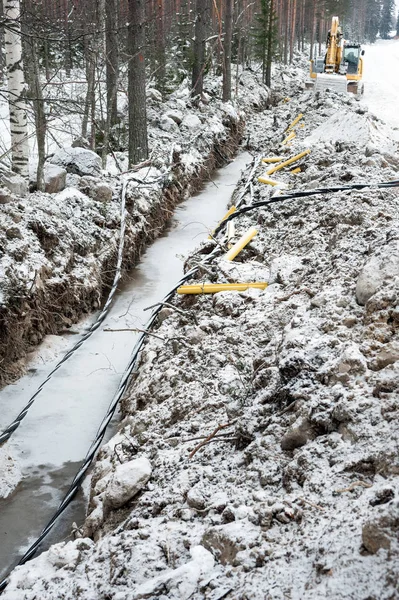 Donmuş zeminde fiber optik ve elektrik kabloları döşenmesi