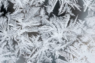 Pencere camında buz kristalleri
