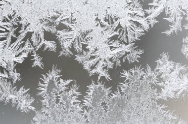 Pencere camında buz kristalleri