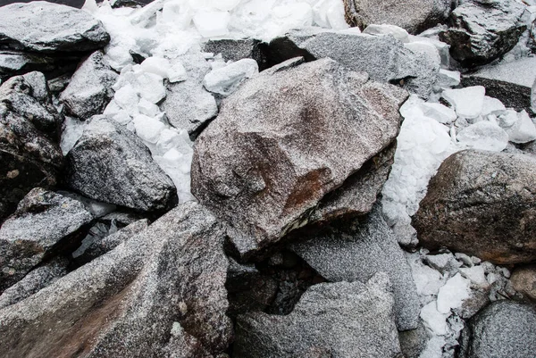 Ghiaccio Rocce Sulla Spiaggia Fredda Giornata Invernale — Foto Stock