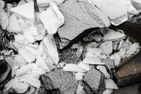 Ghiaccio Rocce Sulla Spiaggia Fredda Giornata Invernale — Foto Stock