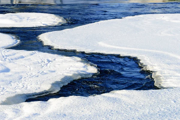 Eau Rivière Gelant Par Une Journée Froide Hiver — Photo