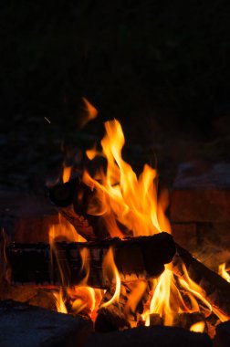 Karanlık bir akşamda yanan kamp ateşi