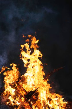 Karanlık bir akşamda yanan kamp ateşi