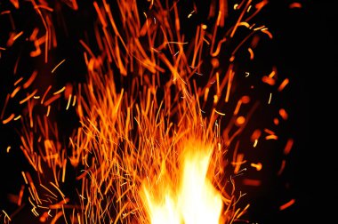 Kıvılcımlar ve kıvılcımlar saçar,.