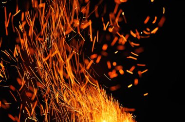 Kıvılcımları siyah fırına yakın çekim.