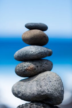 Uyum ve denge kavramı. Kayaların arka planda Rock Zen