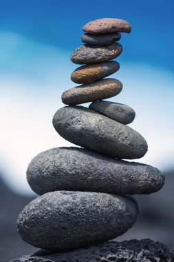 Uyum ve denge kavramı. Rock Zen kaya bir arka plan üzerinde