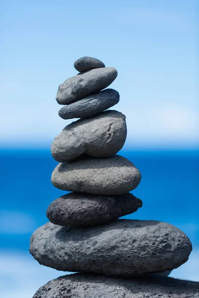 Uyum ve denge kavramı. Rock Zen kaya bir arka plan üzerinde
