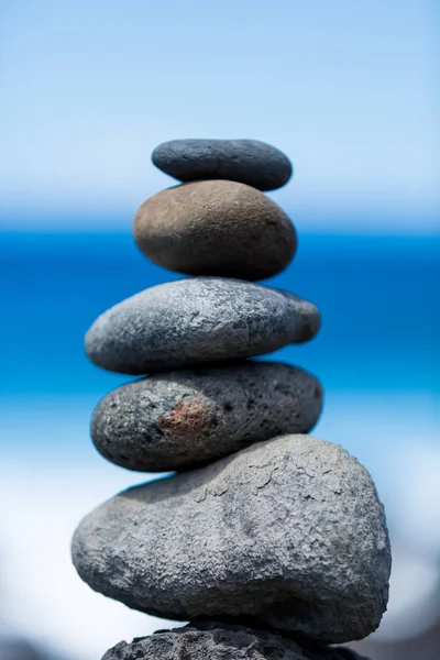 Concetto di armonia ed equilibrio. Rock Zen su uno sfondo di rocce — Foto Stock