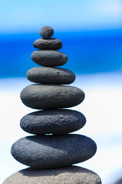 Concept of harmony and balance. Rock Zen on a background of rock — Stock Photo, Image