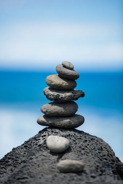 Concept of harmony and balance. Rock Zen on a background of rock — Stock Photo, Image