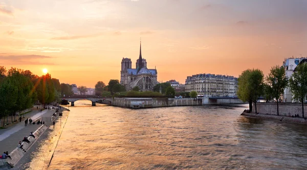 Cattedrale di Notre Dame sull'Ile de la Cite a Parigi, Francia vista dal ponte Tournelle sulla Senna. Parte dell'isola di Saint Louis sulla destra — Foto Stock