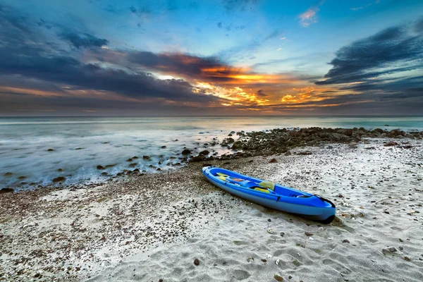 Canoa Kayak en la playa al atardecer, Saint-Leu, isla de reunión — Foto de Stock