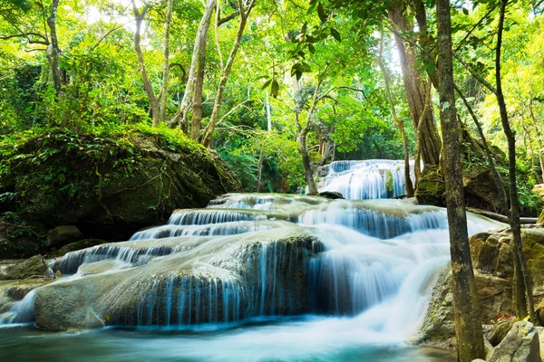 Cascada en el bosque tropical en el Parque Nacional Erawan, Tailandia — Foto de Stock