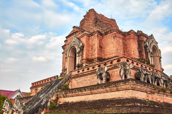 チェンマイタイ古い寺院 ロイヤリティフリーのストック写真