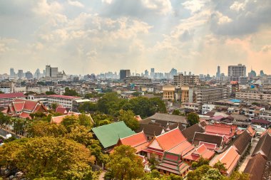 Bangkok Golden Mount tepesinden Bangkok binaların ın panoramik görünümü ve Wat Saket parçası Bangkok