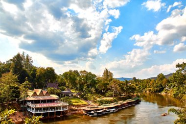 Float ev nehir kwai tatil, Kanchanaburi, Tayland dağ ile nehir üzerinde yüzen birçok ahşap ev