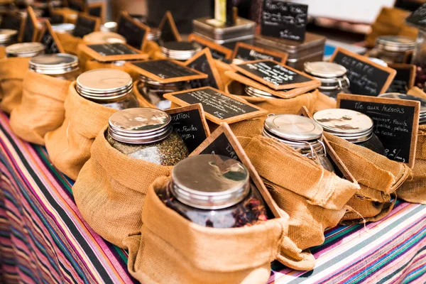 saint-pierre, reunion adasında fuar alanında çay satışı